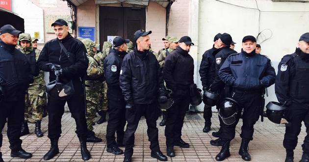 В центре Киева штурмуют штаб ОУН: в полицию полетел горящий файер. ФОТО, ВИДЕО