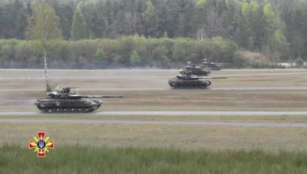 Как наступает взвод украинских танков. ВИДЕО