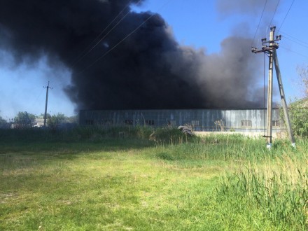В Киевской области горит фабрика