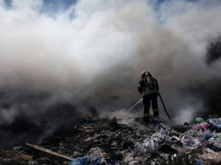 Пожар в Киевской области: огнем объят большой участок свалки