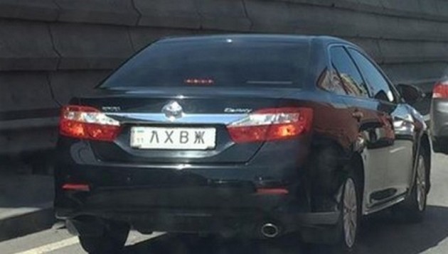Машина со странными номерами в Киеве озадачила  соцсеть. ФОТО