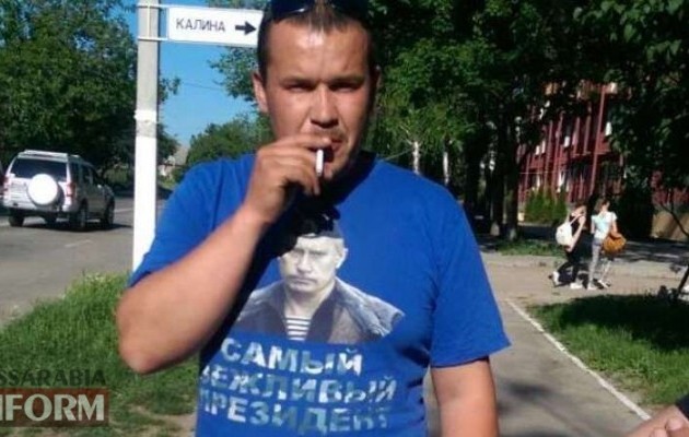 Порвал и выбросил в урну: в Одессе АТОшник принудил прохожего снять футболку с Путиным