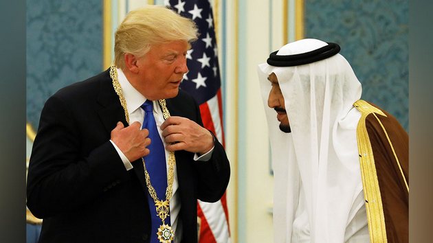 Трамп позабавил неловким танцем во время визита в Саудовскую Аравию. ВИДЕО