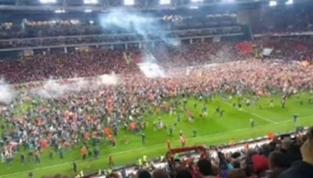 Фанаты российского клуба сорвались с цепи и унесли ворота с поля. ВИДЕО