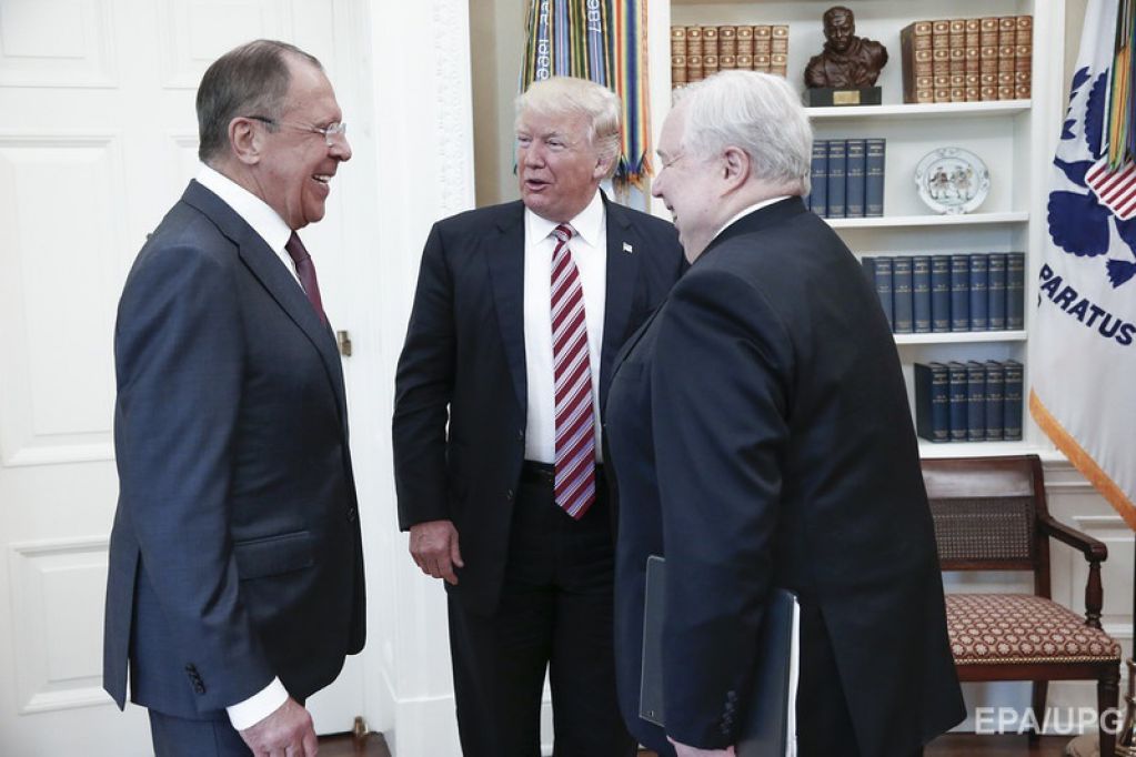 Почему Трамп выполняет все требования Путина