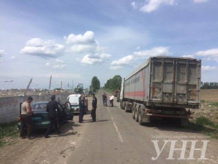 В Хмельницкой области активисты останавливают грузовики со львовским мусором