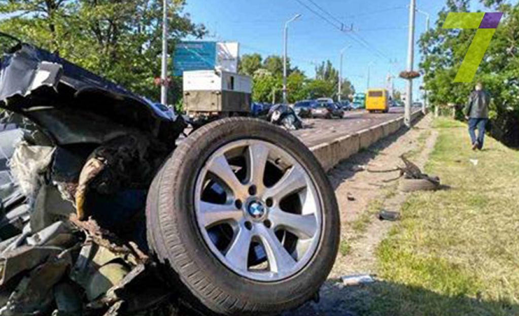 Авто просто разорвало пополам: появились фото жуткого ДТП в Одессе
