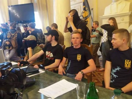 Во Львове разбушевались активисты: сессия облсовета сорвана