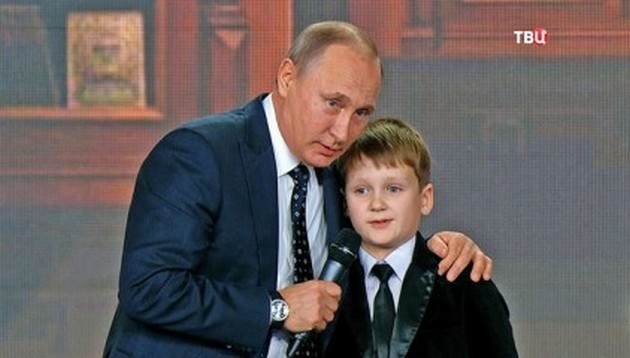 Путина в Париже застукали возле маленьких мальчиков. ВИДЕО