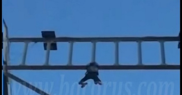 В Киеве парень сорвался с опоры пешеходного моста: жуткое ВИДЕО 18+