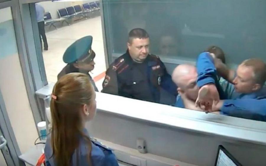 Россиянин показал свою "духовность" целому аэропорту