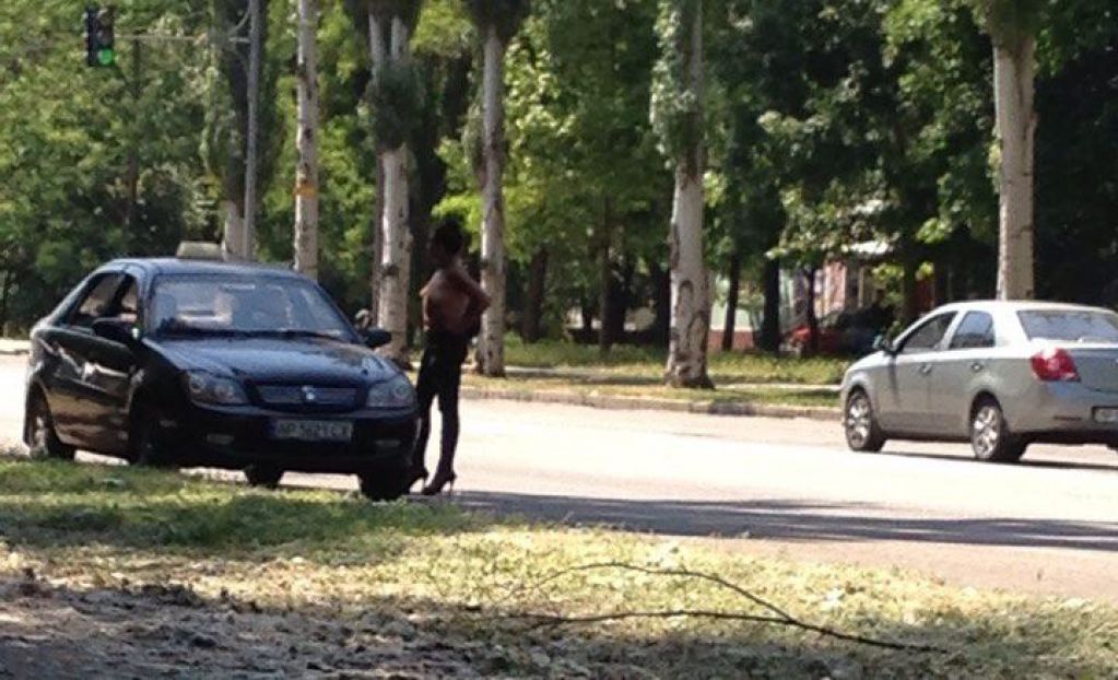 В Запоріжжі напівроздягнена жінка приставала до людей