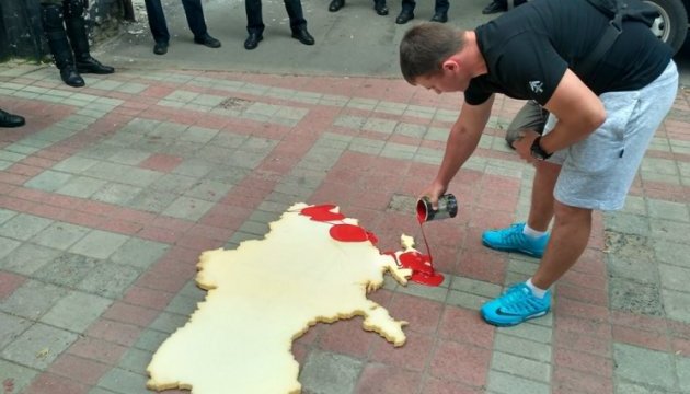 Пикет в Харькове: у Генконсульства РФ столпились протестующие