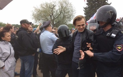 Протесты в РФ сопровождаются задержанием нескольких сотен человек