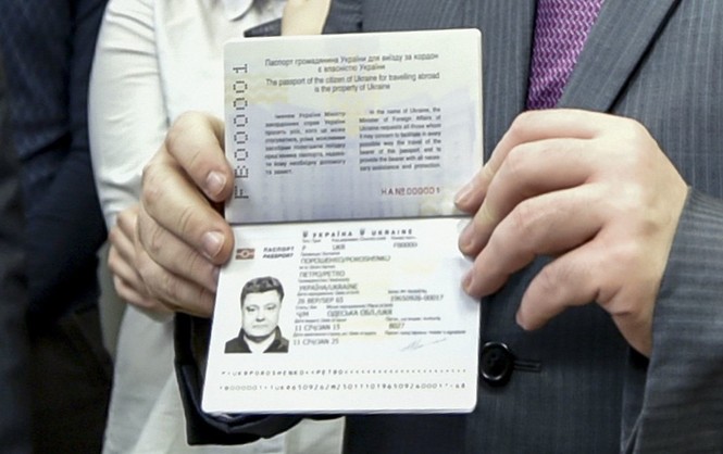 Украинцы с пропиской на Донбассе и в Крыму получат биометрические паспорта. Но при одном условии