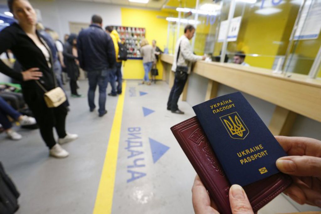 Безвиз для жителей ОРДЛО: «бизнесмены» уже придумали три схемы