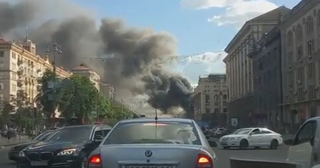 В Киеве горит Крещатик. ФОТО, ВИДЕО