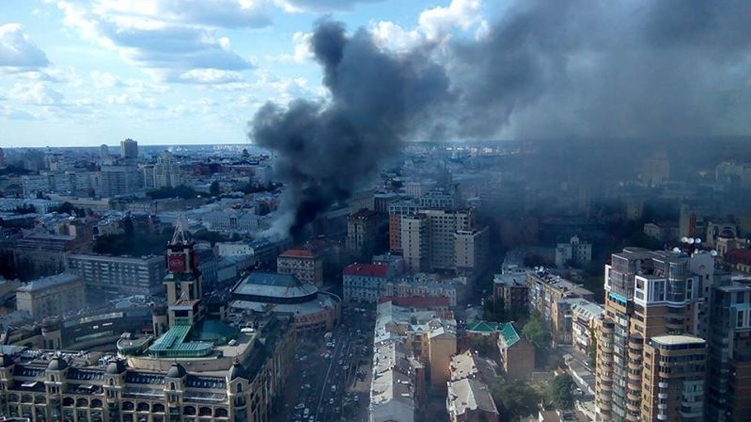 В Киеве на Крещатике полыхает пожар