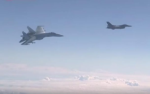 Российский истребитель отпугнул самолет НАТО своим боекомплектом. ВИДЕО