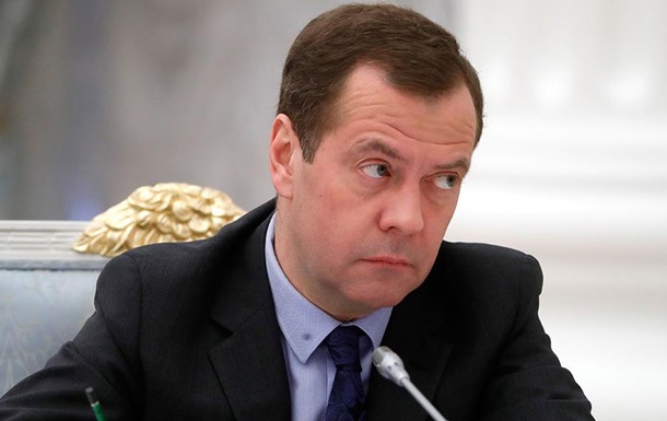 На Медведева подали в суд из-за Twitter