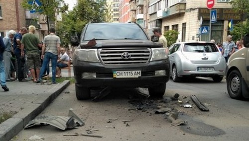В центре Киева взорвали автомобиль: все подробности. ФОТО, ВИДЕО