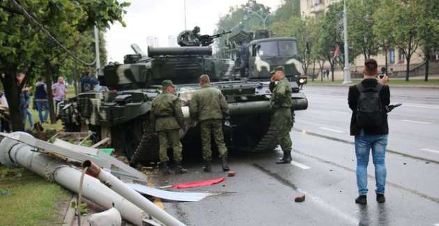 Появилось видео, как в Минске танк жестко снес столб