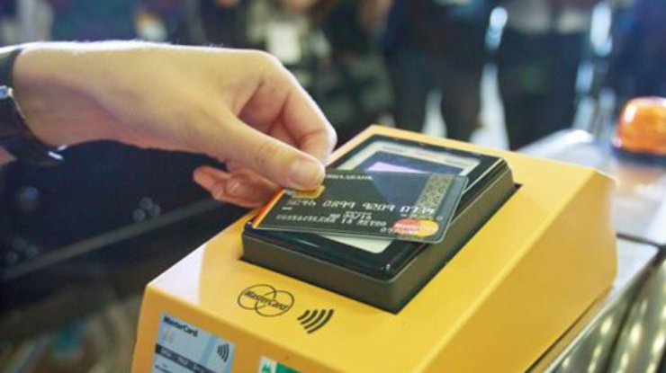 Турникеты столичного метро перестали принимать банковские карты