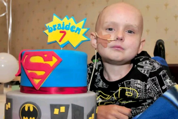 7-річний хлопчик, вмираючи від раку, попросив зробити фото за секунди до смерті