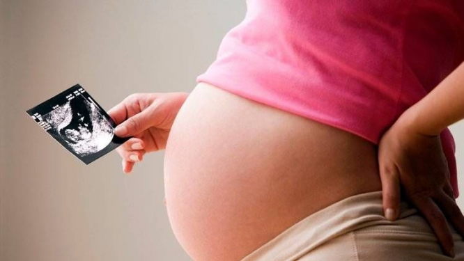 В Ростове беременная женщина показала прохожим свои «скрепы»