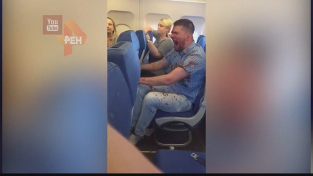 Он был суперпьян: россиянин устроил кровавый дебош в самолете. ВИДЕО