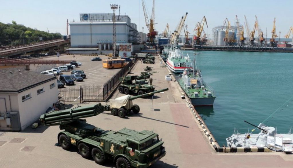 У берегов Одессы выстроились боевые корабли