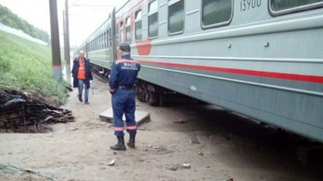 В России поток г*на смыл с рельсов пассажирский поезд. ФОТО