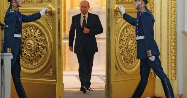 Лабутены Путина: соцсети издеваются над ростом политика