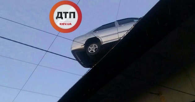 Авто зависло над пропастью: в Киеве случилось мистическое ДТП. ФОТО
