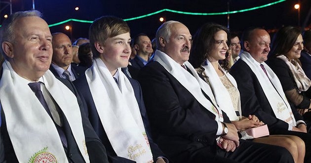 Молодая спутница Лукашенко: что известно о загадочной брюнетке. ФОТО