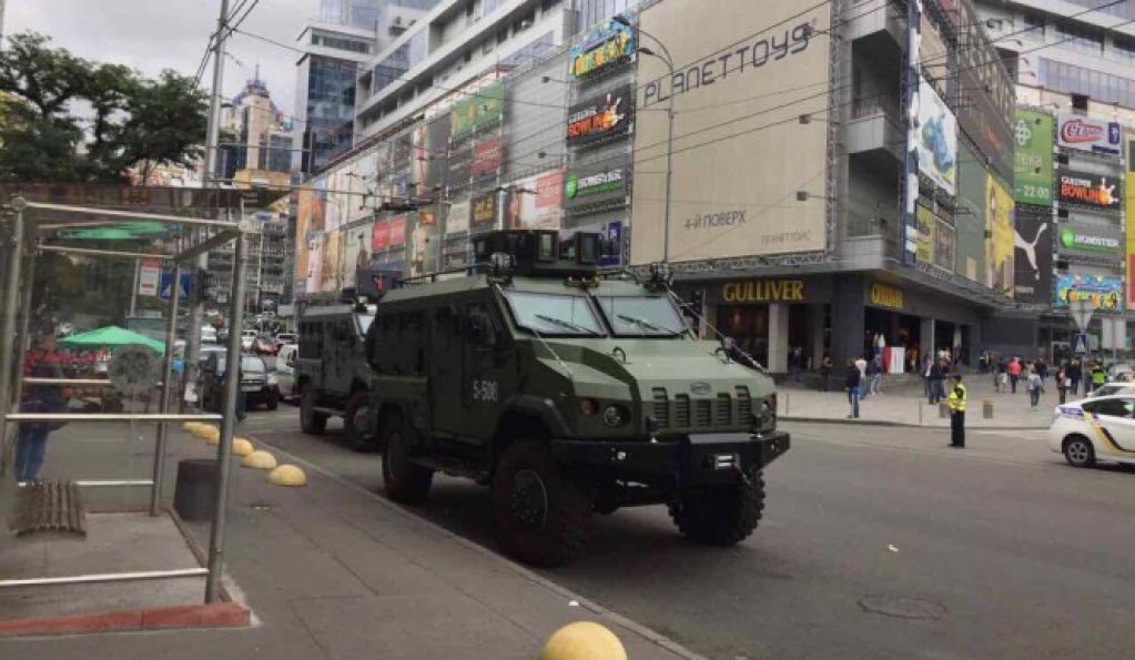 В центр Киева вошла военная техника
