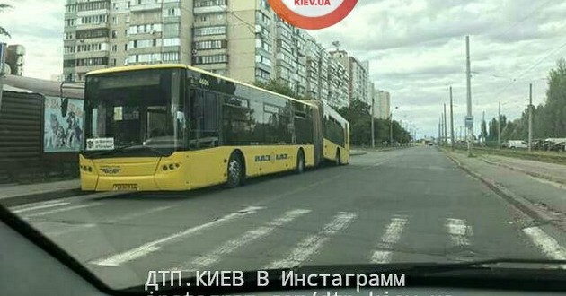 Не выдержал подорожания? В Киеве на ходу развалился автобус