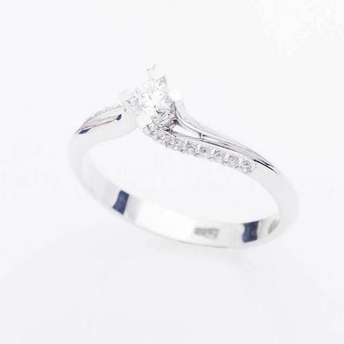 Каким знакам зодиака лучше всего подойдет кольцо из белого золота с бриллиантом?