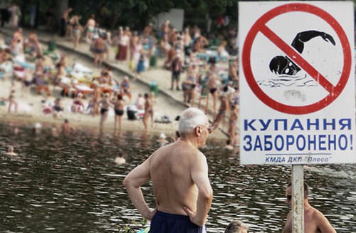 Купаться запрещено: коммунальщики «забраковали» все киевские пляжи