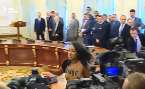 Ответственность за «голую» провокацию в АП взяли на себя Femen