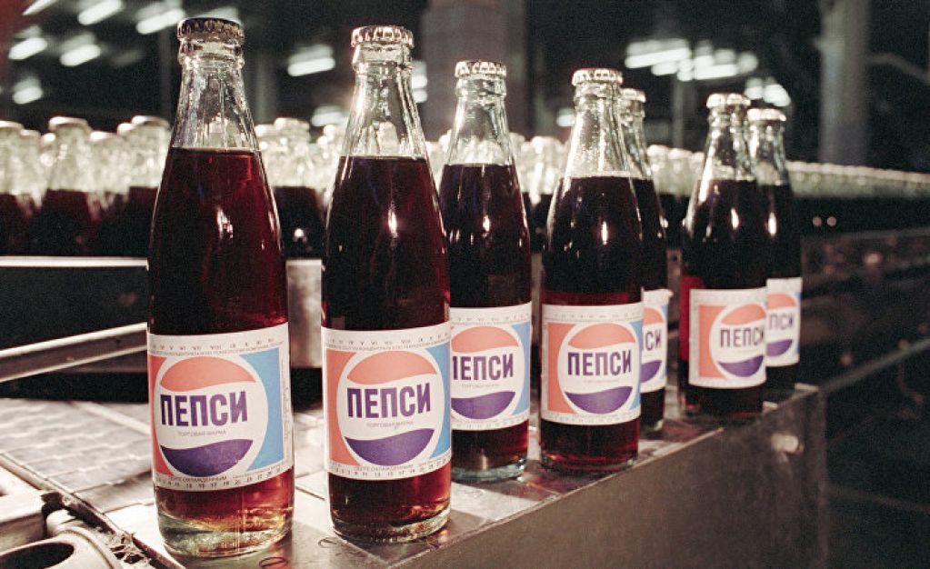 Как Pepsi продавала в СССР газировку в обмен на алкоголь и оружие