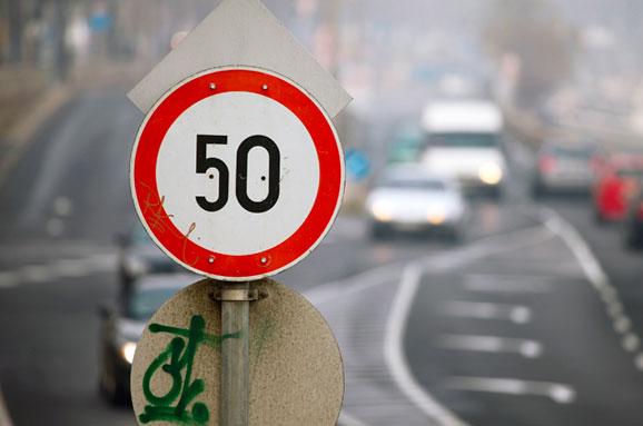 Водителям на заметку: скорость езды по городу уменьшили до 50 км/ч 