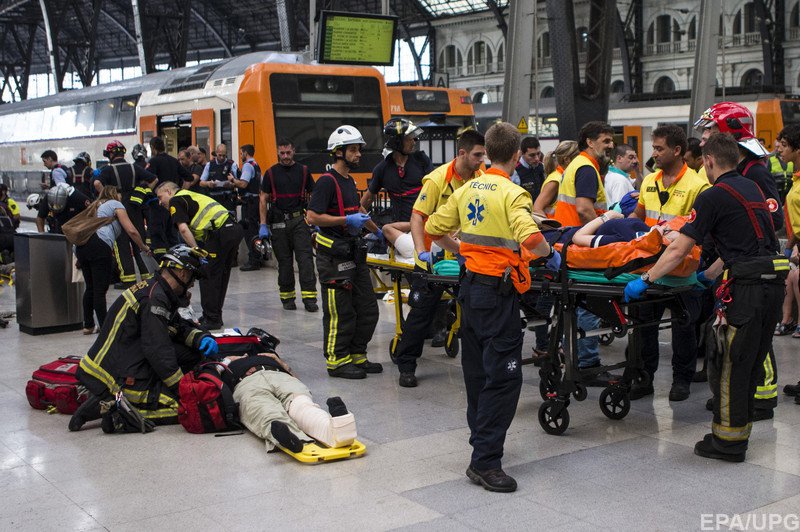 Ж/д-катастрофа в Барселоне: поезд врезался в буфер, людей увозят в больницы. ФОТО