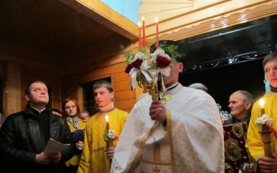 Український священик показав, як треба запалювати