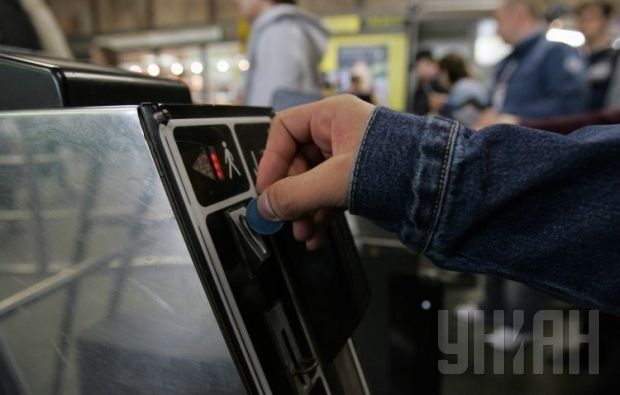 Пассажирам Киевского метро рассказали, что сделать с «просроченными» зелеными жетонами