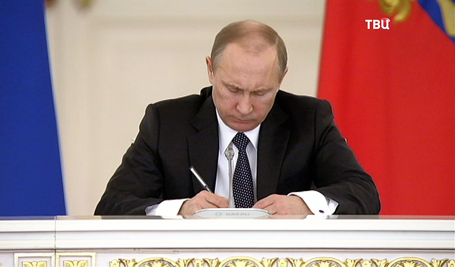Путин «разрешил» крымчанам не выплачивать долги украинским банкам