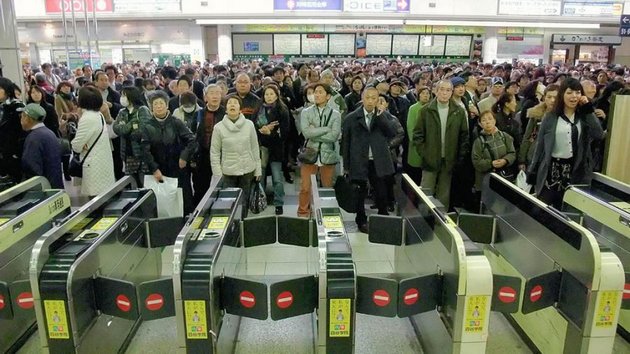 Киеву и не снилось: метро Токио в час пик. ВИДЕО