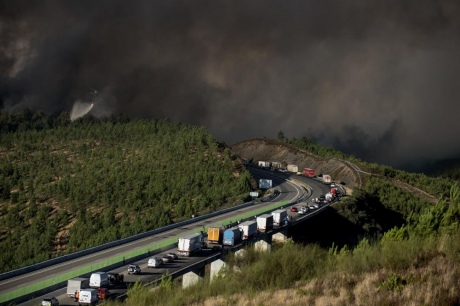 Сильнейший пожар в Испании: власти перекрыли трассу национального значения