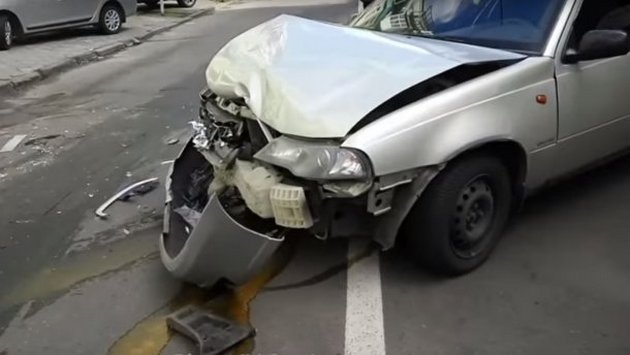 ДТП в Киеве: водитель разбил пять автомобилей и скрылся с места аварии. ВИДЕО