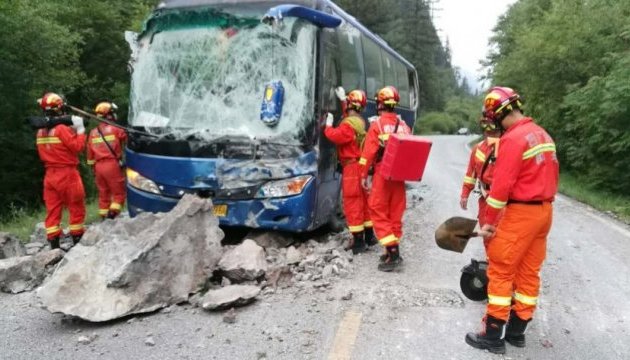 Мощное землетрясение в Китае: из-под обломков извлекли 13 тел, травмированы 175 человек.ФОТО